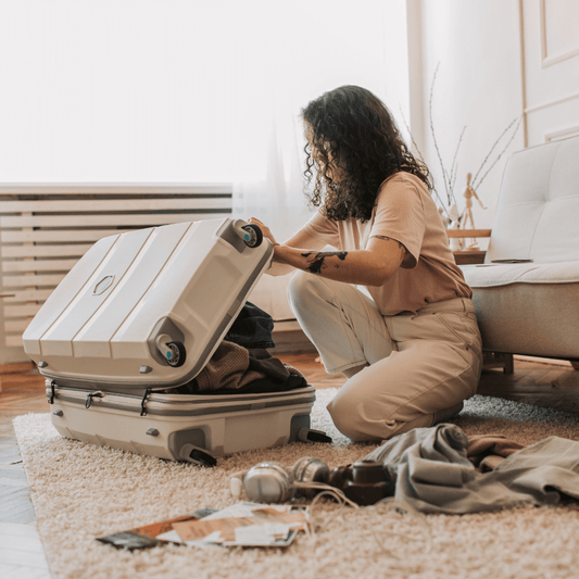 Voyager léger : 5 erreurs qui font exploser vos bagages - SAYO Collection